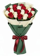 Букет Микс из красных и белых роз в Тавде