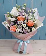 Букет цветов из:  Лизиантусы, Розы, Альстромерии и Гипсофила в Тавде