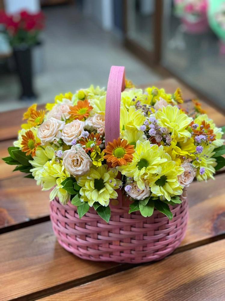 Цветочная композиция из Хризантемы и Розы в корзине в Тавде
