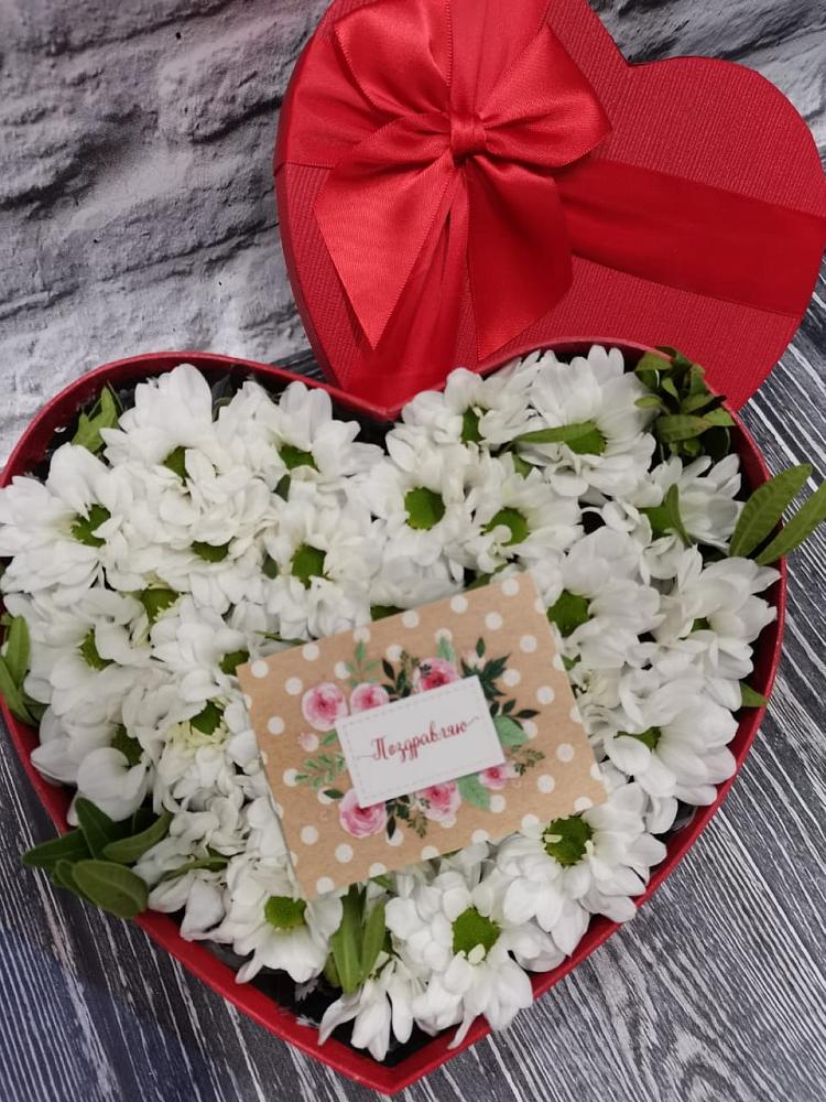 Цветочная композиция из Хризантемы в виде сердца в Тавде