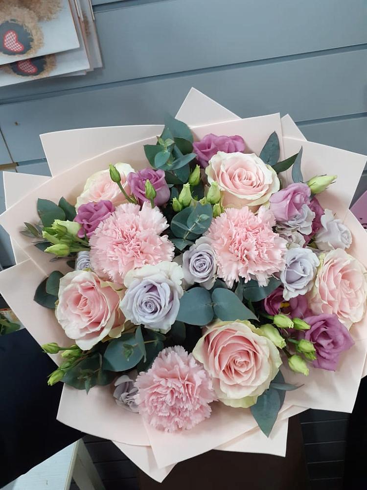 Букет цветов из: Розы, Гвоздики и Лизиантусы в Тавде